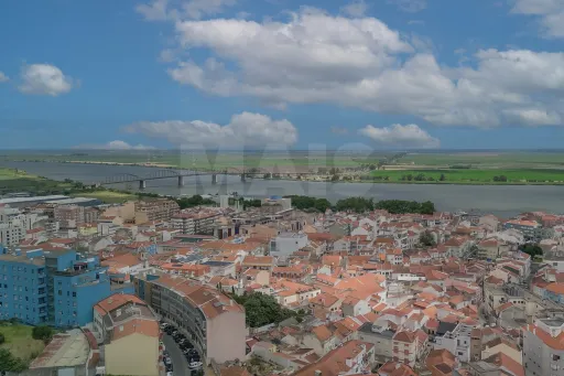 Apartamento, prédio com dois elevadores, zona central de Vila Franca de Xira
