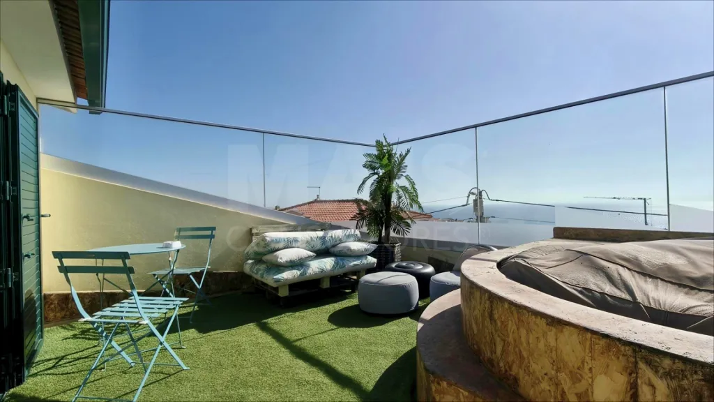 Ap. em Moradia T1+1, c/ Varanda, Vista Mar, Jacuzzi e Parqueamento !