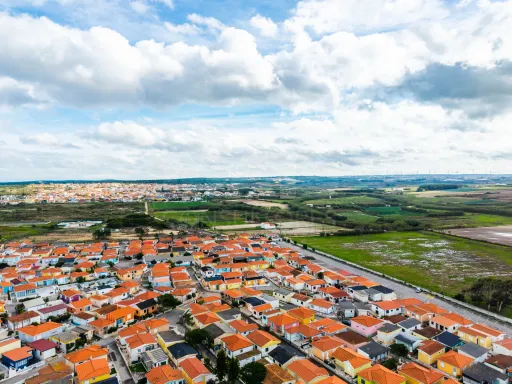 Apartamento T2 com Sótão e Varanda junto à Praia do Baleal