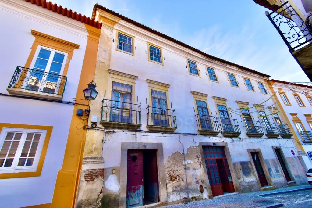 Edifício único do século XVII para reabilitação em Évora