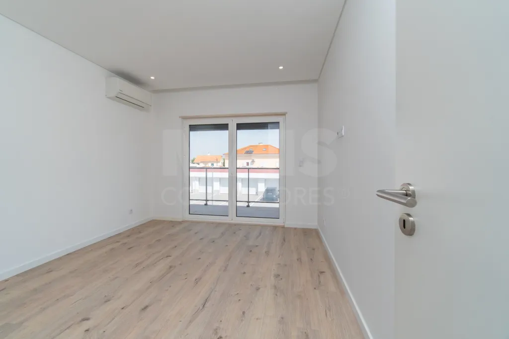 Premium, Like-New 3-Bedroom Apartment with Exceptional Balcony – Garage – Elevator – Convenient Access to Lisbon