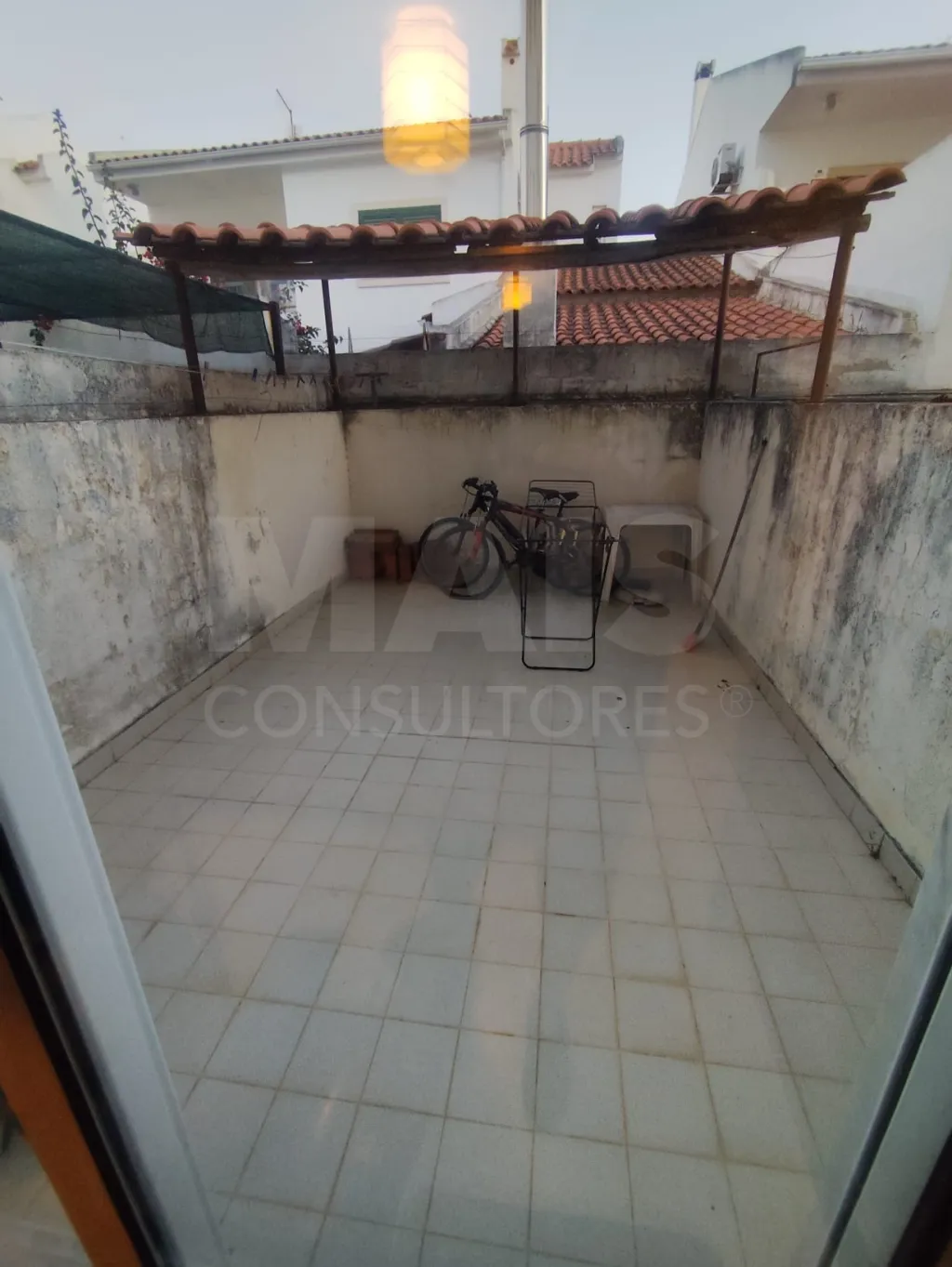 Apartamento T1 com Terraço em Condomínio Fechado – Carregado