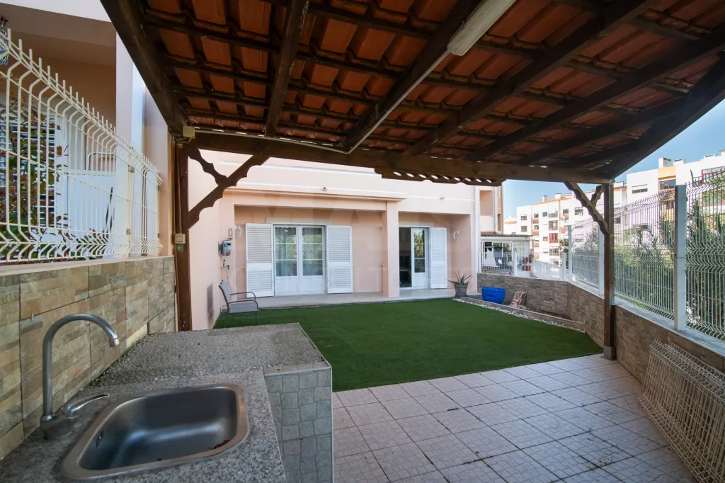 Moradia T4 com Terraço em Agualva-Cacém