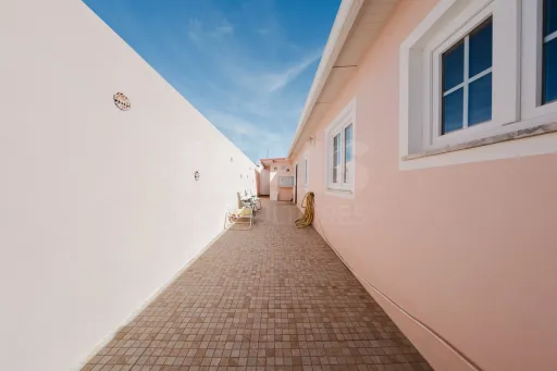 Moradia renovada em Peniche – junto à Marginal Norte