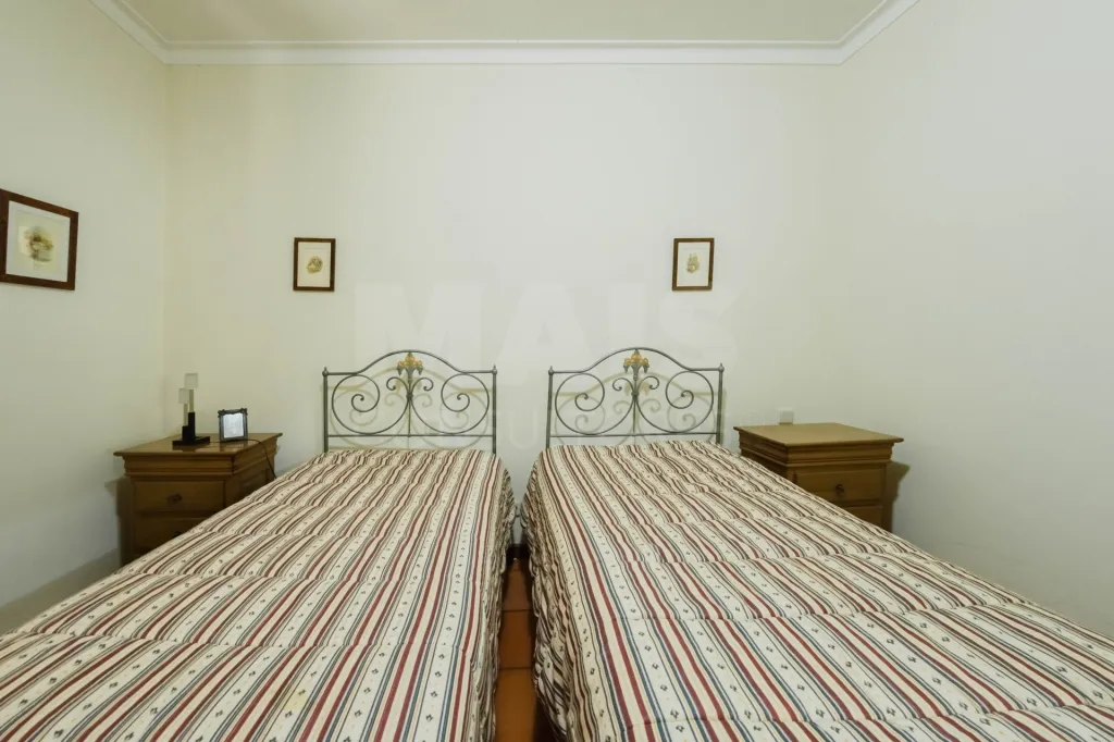 Propriedade única, a apenas 2 km de Alcobaça, com mais de 30.000 m² de terreno