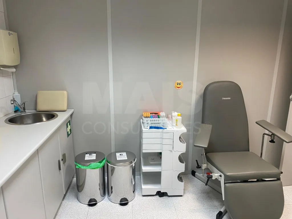 Espaço atualmente em uso com serviços clínicos e estéticos