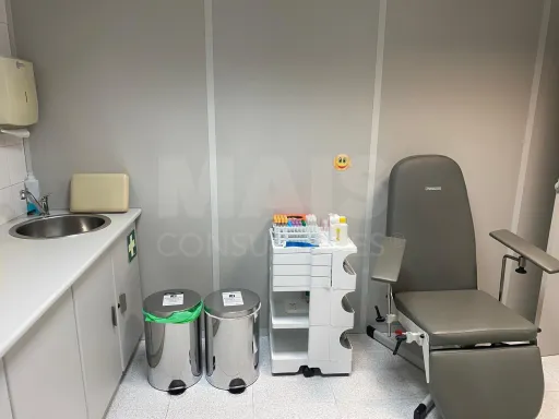 Espaço atualmente em uso com serviços clínicos e estéticos