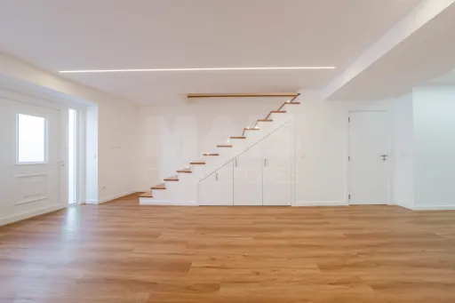 Moradia totalmente remodelada no coração de Peniche!