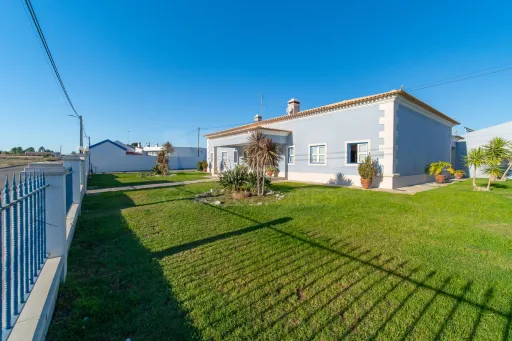 Moradia T4 com Piscina, 3 Garagens e Terreno de 3.179 m² em Almeirim