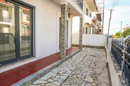 House 3 Bedrooms Carregado