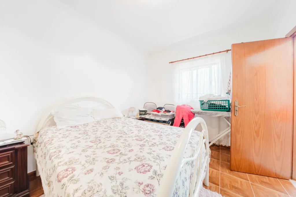 Moradia T2 em Alcanede, Santarém com Jardim e Terreno Urbano
