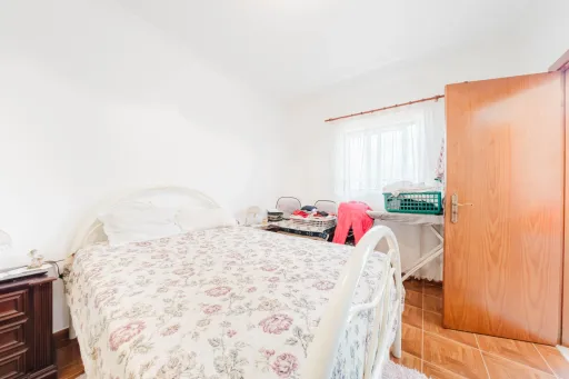 Moradia T2 em Alcanede, Santarém com Jardim e Terreno Urbano