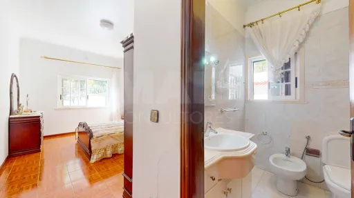 Moradia T5, na calhandriz com piscina