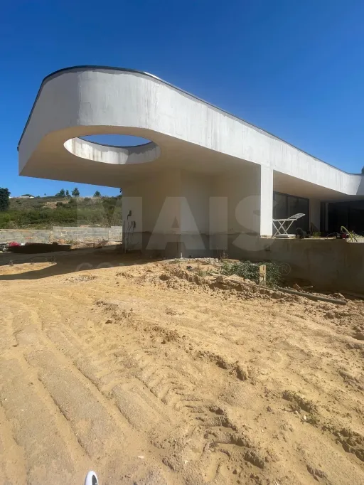 Moradia térrea contemporânea em fase final, com piscina infinita e jacuzzi em lote de 1.500 m²