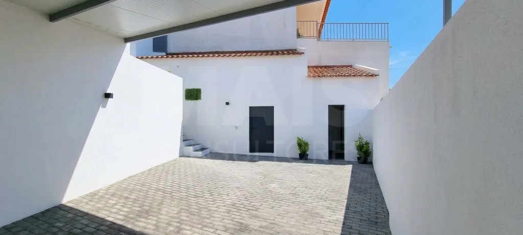 Moradia T3 em Santa Catarina | Mobilada e Decorada, com Terraço e Estacionamento