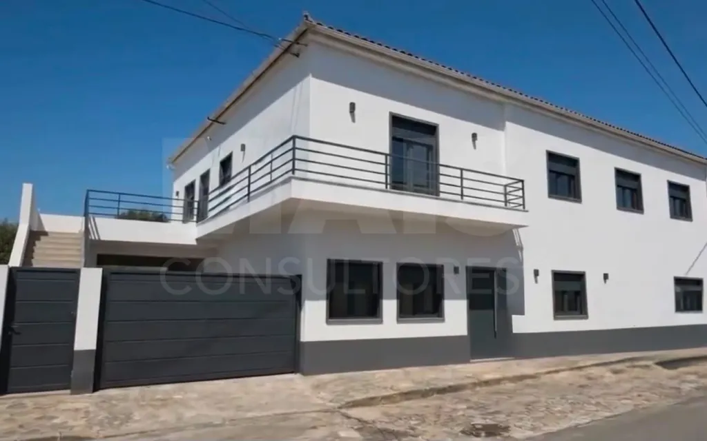 Apartamento T2 novo com quintal e estacionamento