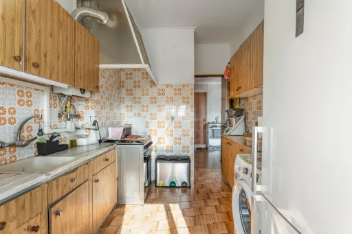 2-Bedroom Apartment with Excellent Potential | Sacavém | 5th Floor with Elevator