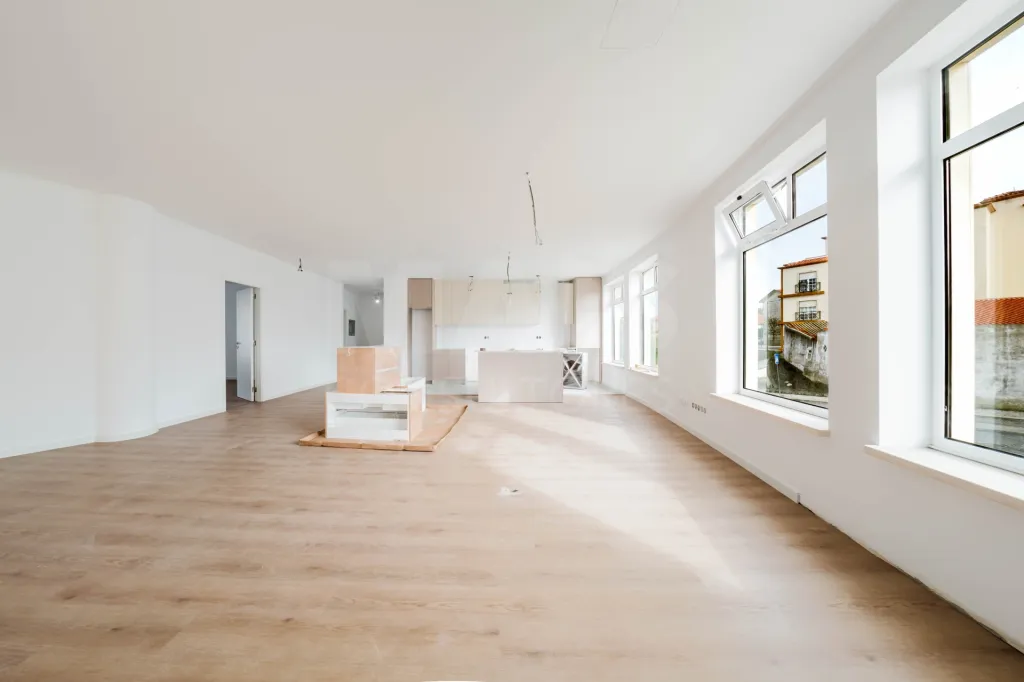 Loja de 214 m² com Potencial para Apartamento T4 ou Dois Apartamentos – Excelente Oportunidade de Investimento