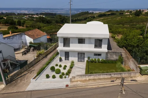 House 5 Bedrooms with Warehouse and Land, Usseira, Óbidos