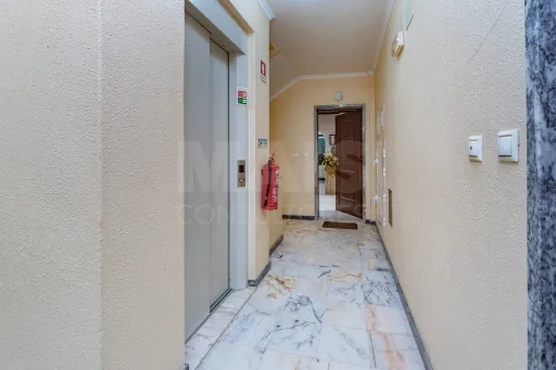 Apartamento T1 com parqueamento e arrecadação em Samora Correia