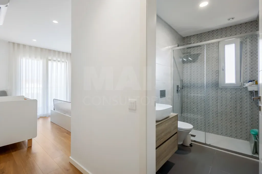 Apartamento T3 semi-novo vista mar com garagem