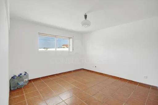 Moradia com 11 Quartos e 3.400 m² de Terreno — Ideal para Turismo, ou Surf Camp