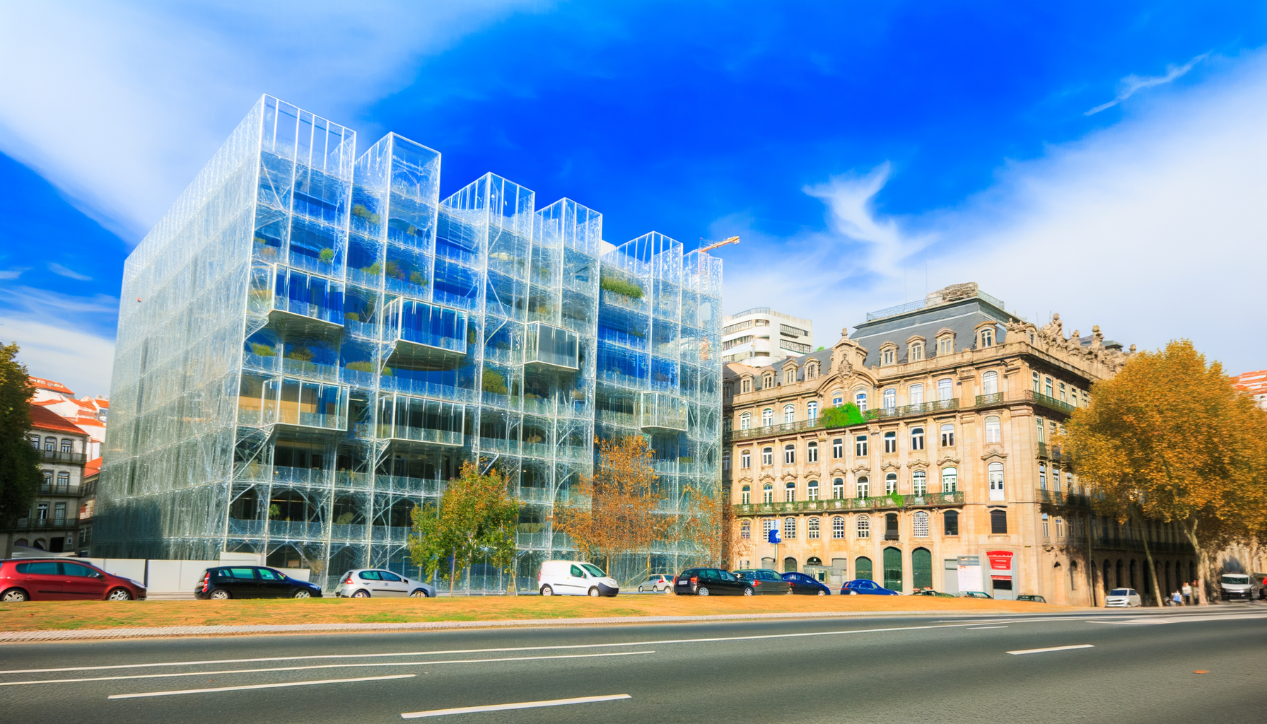 Descubra Porque o Famoso Edifício Transparente no Porto Não Será Demolido em Breve!