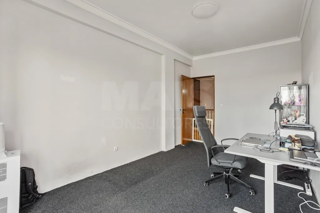 2-Bedroom Apartment with Excellent Potential | Sacavém | 5th Floor with Elevator