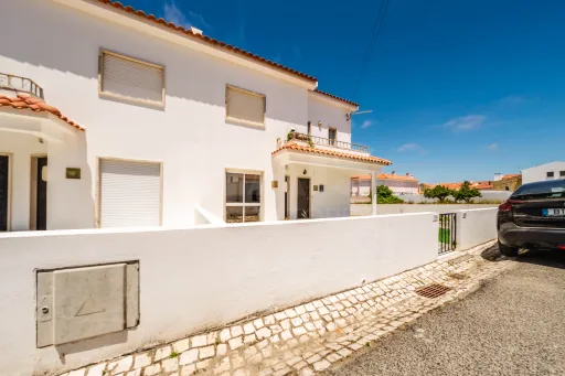 2-Bedroom Apartment with Private Backyards and Garage, 900 m from São Bernardino Beach