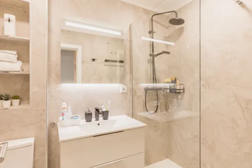 Último Piso | T2 Totalmente Remodelado | 2 Varandas | Vista Desafogada