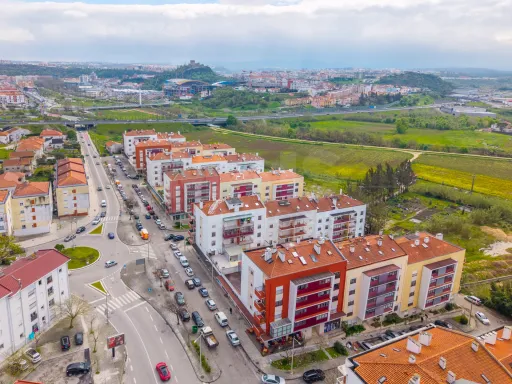 Apartamento T6+1 com garagem (box) em Leiria