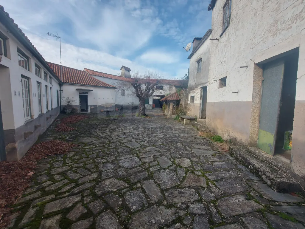 Casa Senhorial com Brazão em Coja- Arganil.
