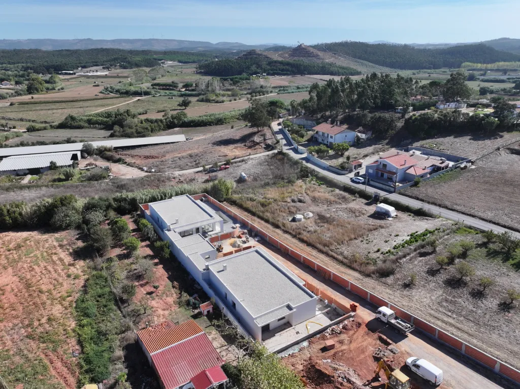 Moradia Térrea T4 com Suite Master, Piscina de Água Salgada, Garagem e Acabamentos Premium !