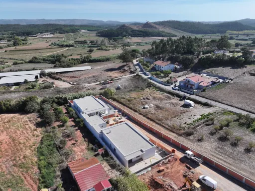 Moradia Térrea T4 com Suite Master, Piscina de Água Salgada, Garagem e Acabamentos Premium !
