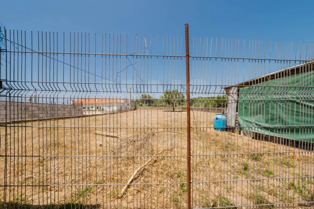 Moradia T2 em Alcanede, Santarém com Jardim e Terreno Urbano