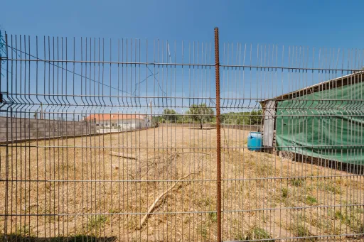 Moradia T2 em Alcanede, Santarém com Jardim e Terreno Urbano
