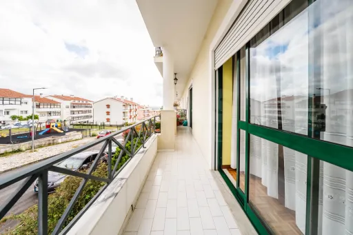 Apartamento T3 na Encosta do Sol — Espaço, Conforto e Excelente Exposição Solar