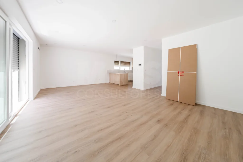 Exclusiva Moradia T4 Moderna com Conforto e Elegância Perto das Praias de Peniche