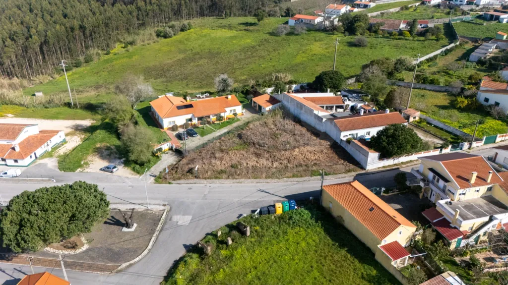 Plot in Fanadia w/ feasibility of construction