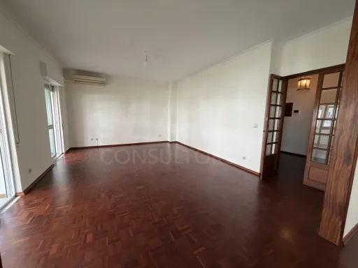 Apartamento T4 em Carnide