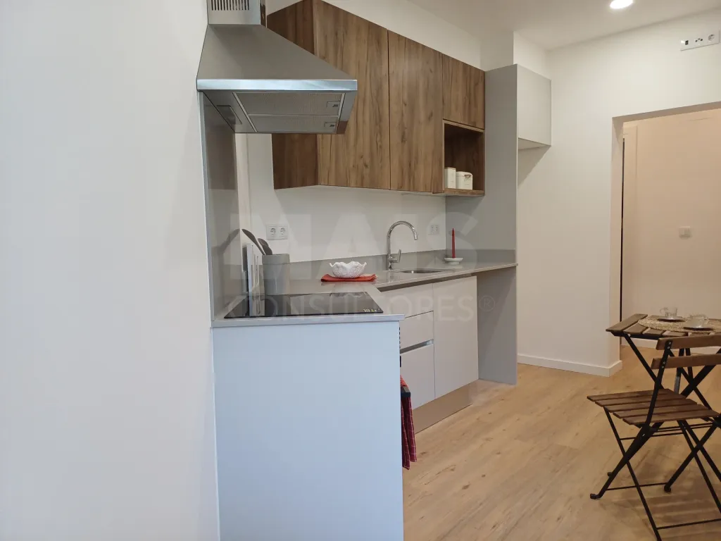 Oportunidade Única — T2 Renovado na Praça São João Batista - com possibilidade de ser convertido em T3