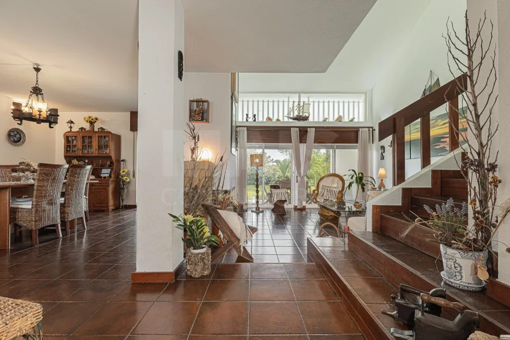Moradia Contemporânea com terreno 700m2 em Soltroia – Próxima da Praia