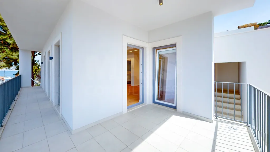 T2 com Terraço e Vista Rio na Trafaria – Totalmente Mobilado e Pronto a Habitar ou Rentabilizar!