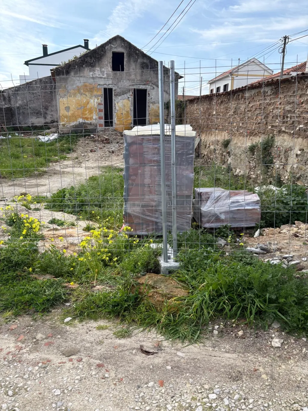 Moradia para Reabilitação com Projeto Aprovado – Campo
