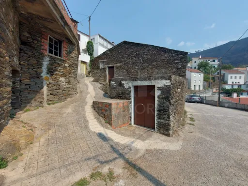 Schist house in ruins - Relva Velha.