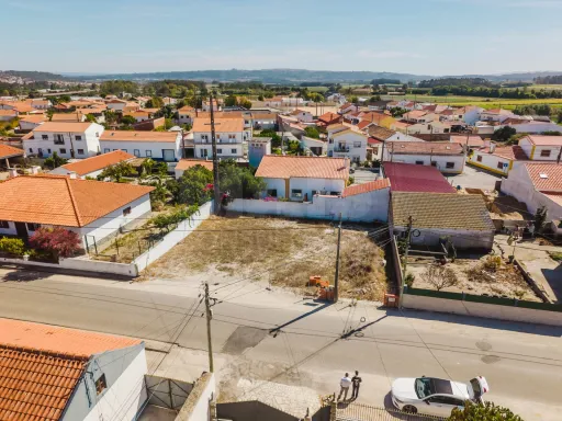 Terreno com Projeto para Moradia T3, Piscina, Garagem e Jardim em Olho Marinho, Óbidos