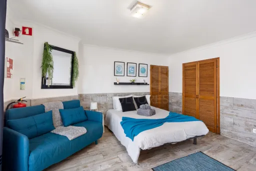 Moradia com 3 apartamentos e vista mar