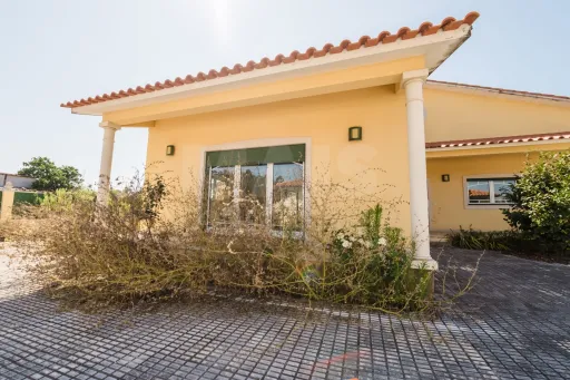 Moradia T4 com terreno de 660m²