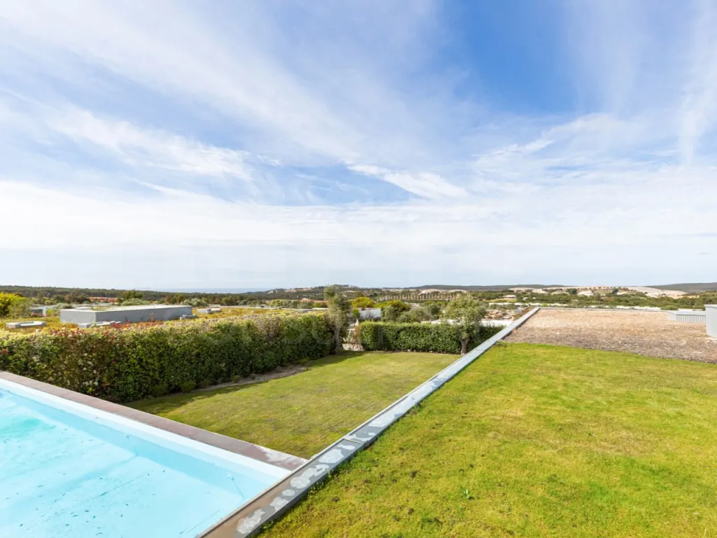 Single-story 4-bedroom house in an exclusive resort