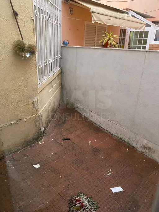 T2 c/ terraço (possibilidade de ser T3)